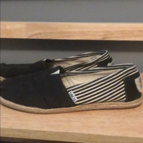 Toms Black Striped Flats, 9.5 - Picture 5 of 6